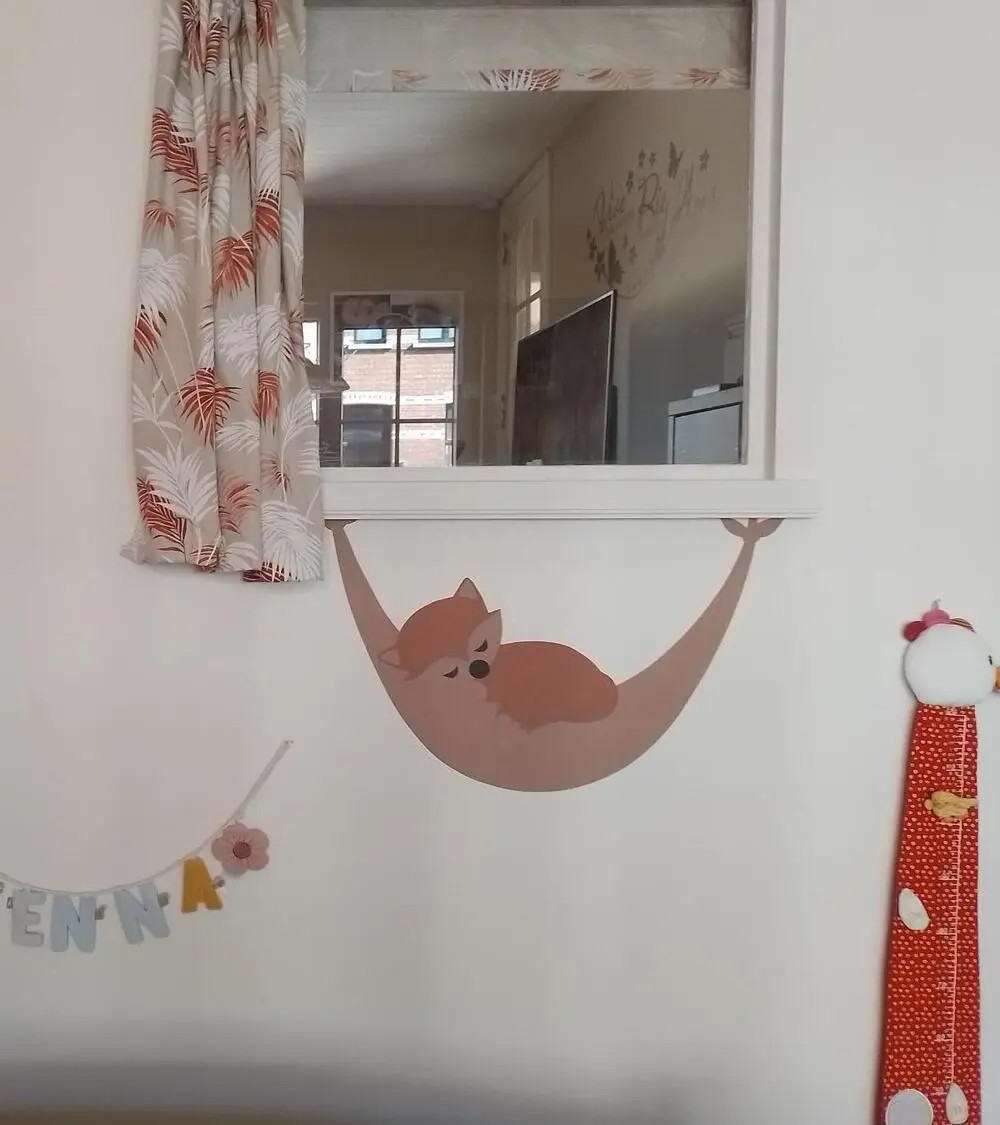 Behangsticker babykamer vosje in hangmat bruin.