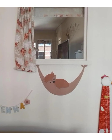 Behangsticker babykamer vosje in hangmat bruin.