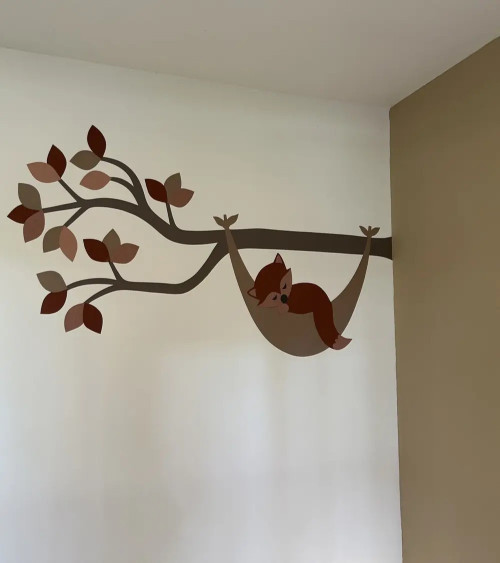 Behangsticker babykamer vosje in hangmat bruin.
