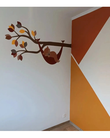 Behangsticker vosje in hangmat bruin, roest en okergeel.