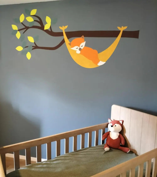 Behangsticker babykamer vosje in hangmat bruin.