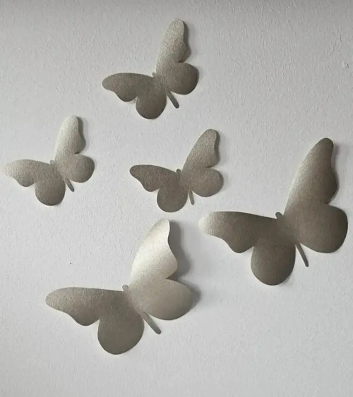 Gouden 3d vlinders set behangstickers in terracotta kinderkamer.