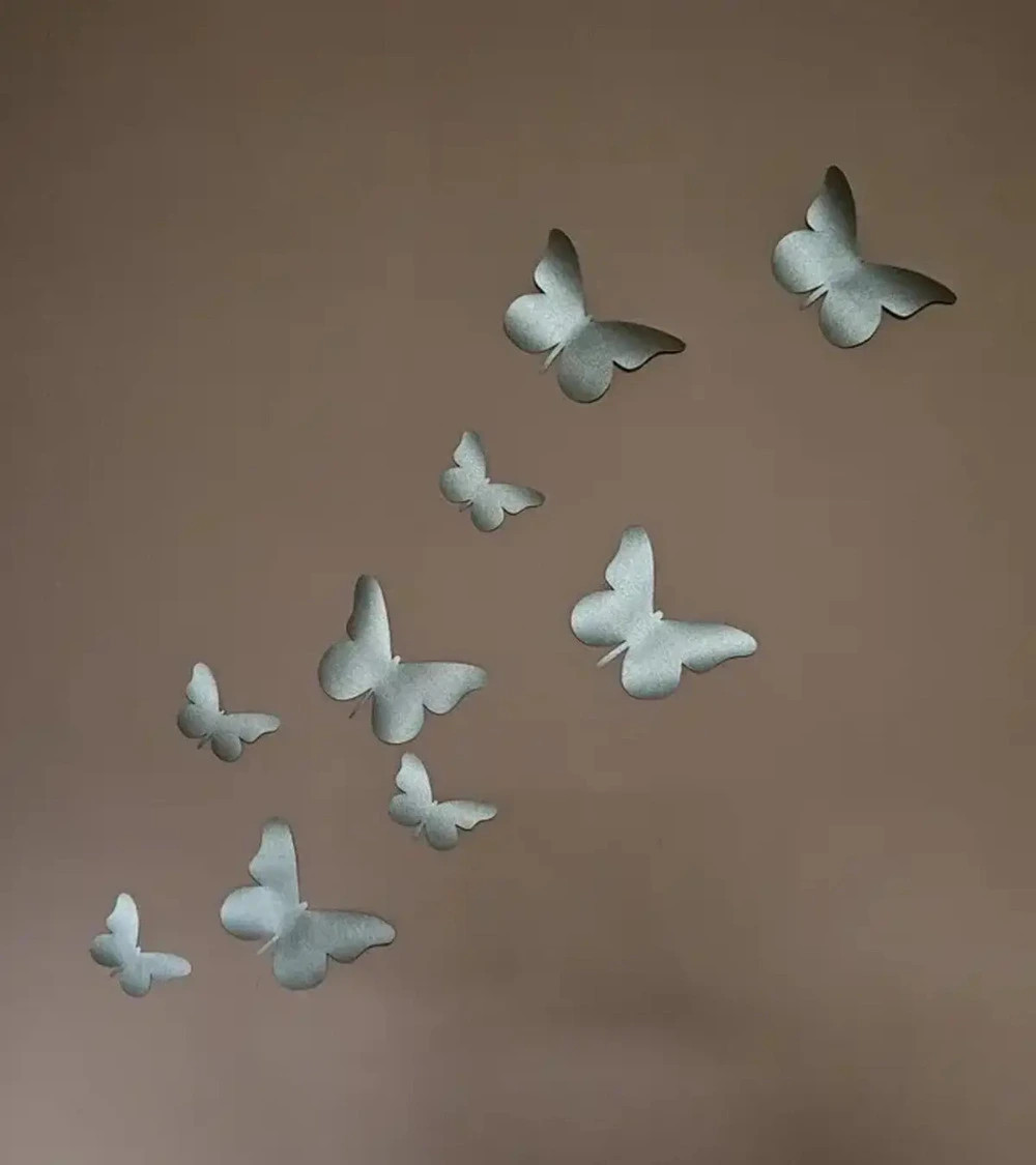 Gouden 3d vlinders set behangstickers in terracotta kinderkamer.