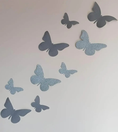 Gouden 3d vlinders set behangstickers in terracotta kinderkamer.