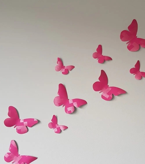 Gouden 3d vlinders set behangstickers in terracotta kinderkamer.