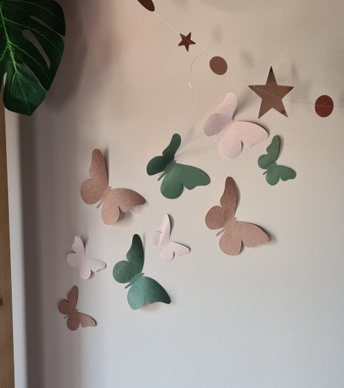 Gouden 3d vlinders set behangstickers in terracotta kinderkamer.