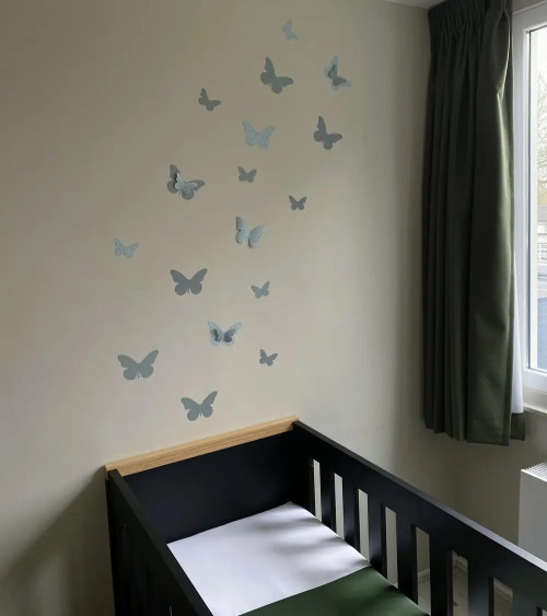 Gouden 3d vlinders set behangstickers in terracotta kinderkamer.