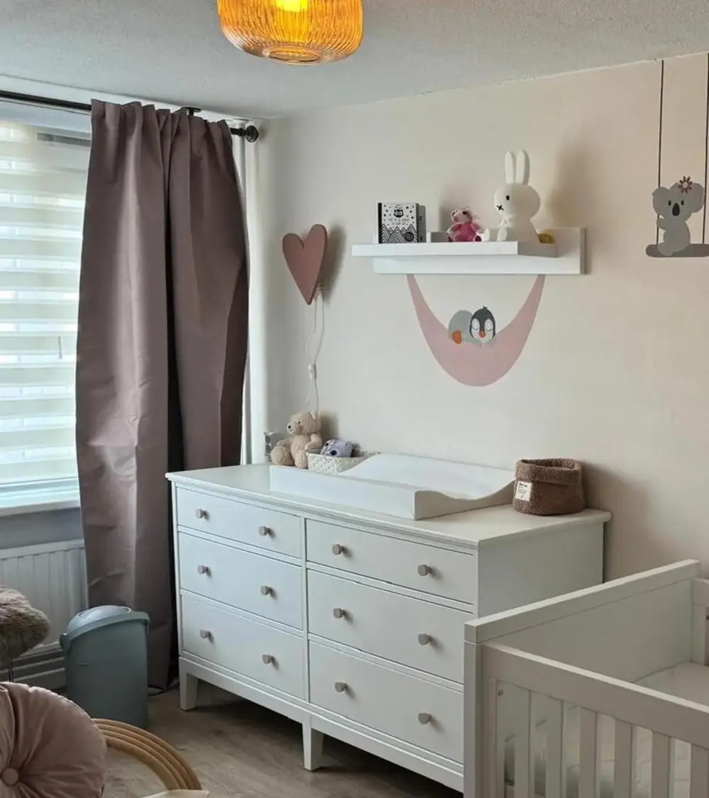 Behangsticker roze hangmat met slapende pinguïn meisjeskamer.