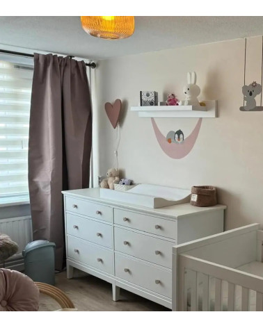 Behangsticker roze hangmat met slapende pinguïn meisjeskamer.