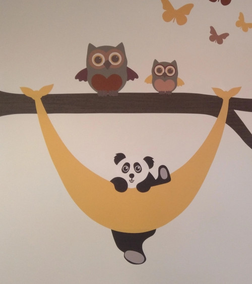 Behangsticker roze hangmat met slapende pinguïn meisjeskamer.