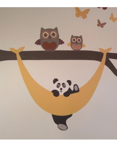 Behangsticker okergele hangmat met pandabeer aan tak met uilen.