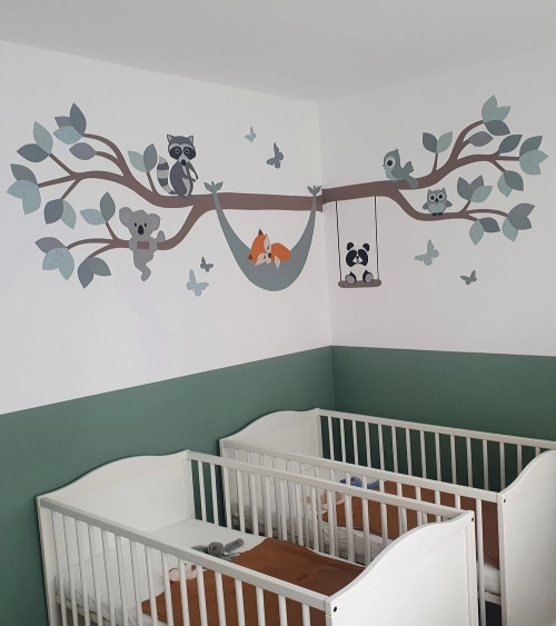 Behangsticker roze hangmat met slapende pinguïn meisjeskamer.