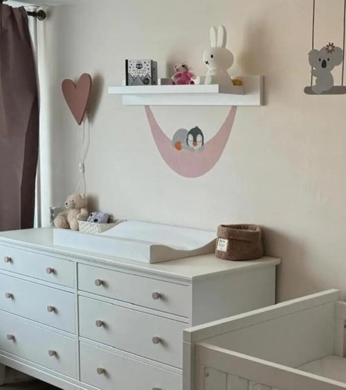 Behangsticker roze hangmat met slapende pinguïn meisjeskamer.