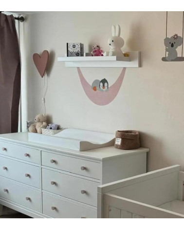 Behang muursticker meisjeskamer roze hangmat met slapende pinguin.