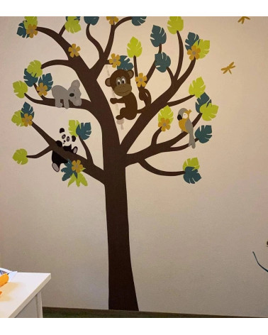 Muurdecoratie kinderkamer jungleboom met okergele bloemen.