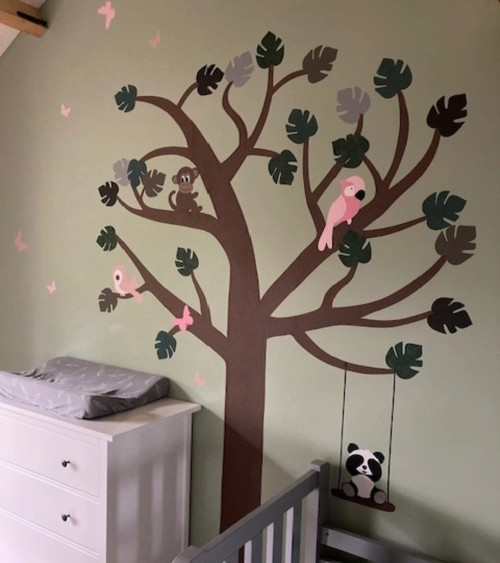 Behangsticker kinderkamer grote jungle boom met papegaaien.