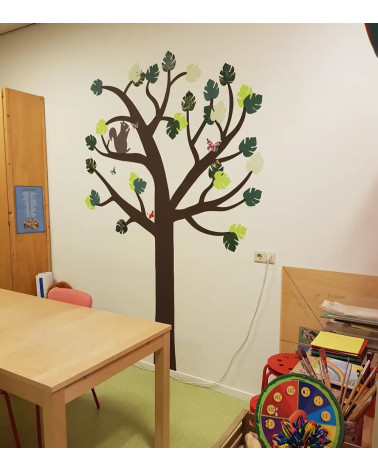 Muurdecoratie jungle boom spelkamer.