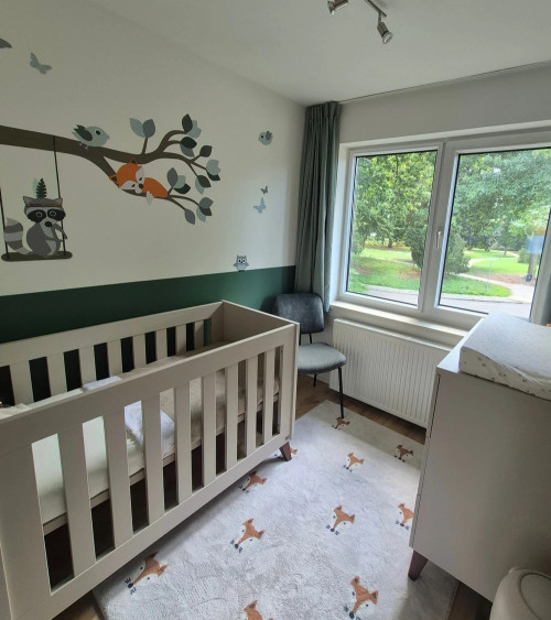 Behangsticker tak met bosdieren babykamer groen.