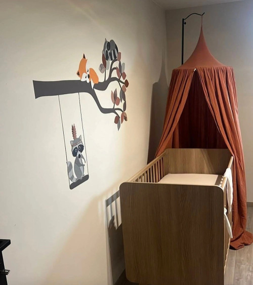 Behangsticker tak met bosdieren babykamer groen.