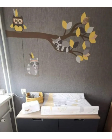 Behangsticker tak met bosdieren babykamer okergeel.