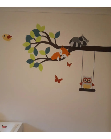 Behangsticker tak met bosdieren babykamer natuurlijke groentinten.