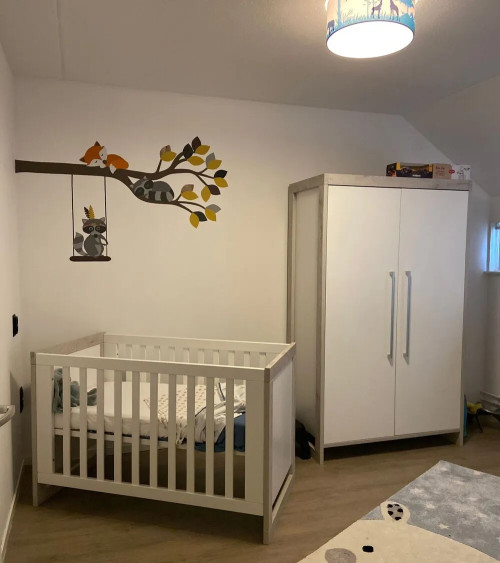 Behangsticker tak met bosdieren babykamer groen.