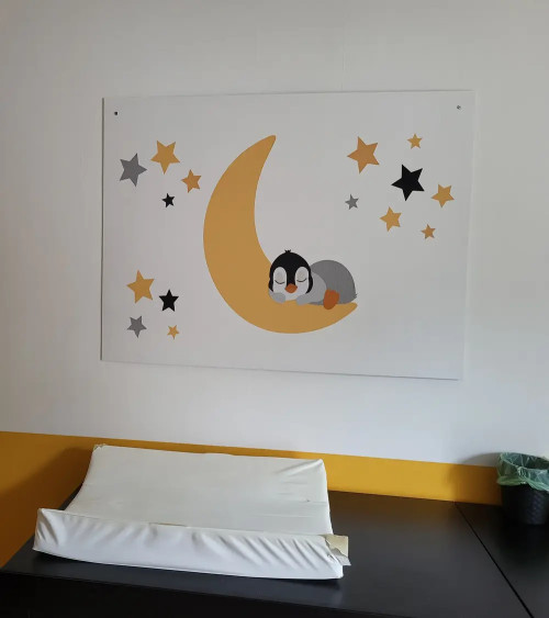 Behangsticker babykamer pinguïn op de maan okergeel en groen.