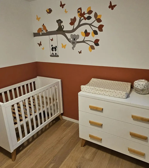 Behangsticker babykamer tak met dieren roest en terracotta.