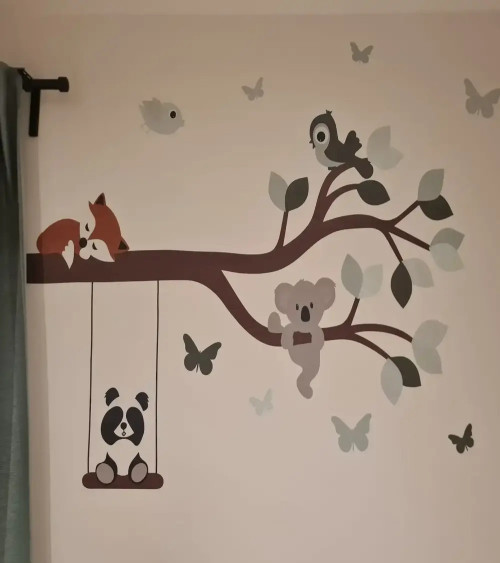 Behangsticker babykamer tak met dieren roest en terracotta.