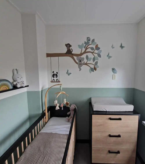 Behangsticker babykamer tak met dieren roest en terracotta.