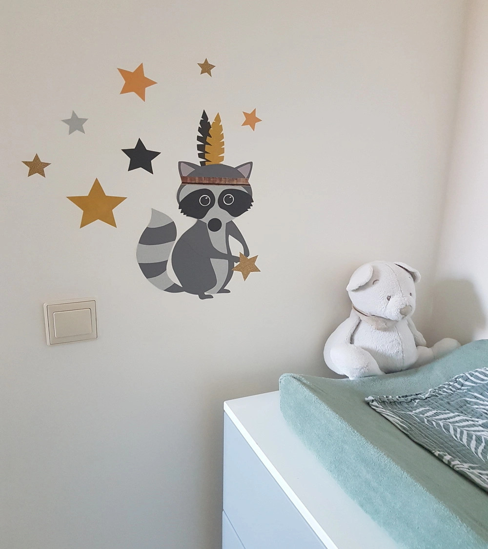 Behangsticker wasbeer met verentooi okergeel en sterren.