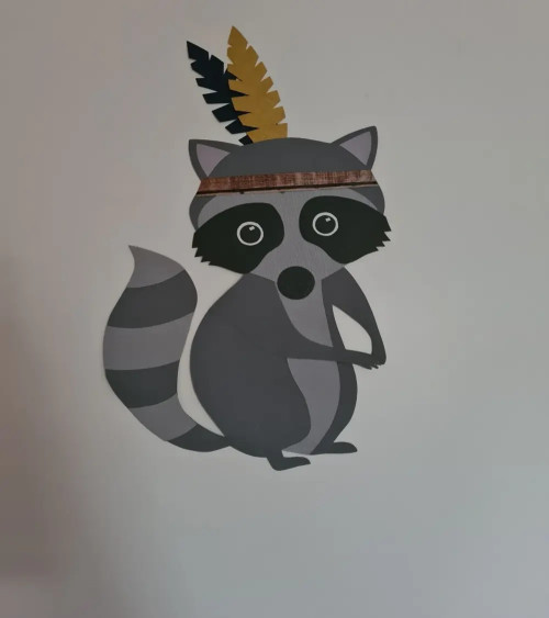 Behangsticker wasbeer met verentooi okergeel en sterren.