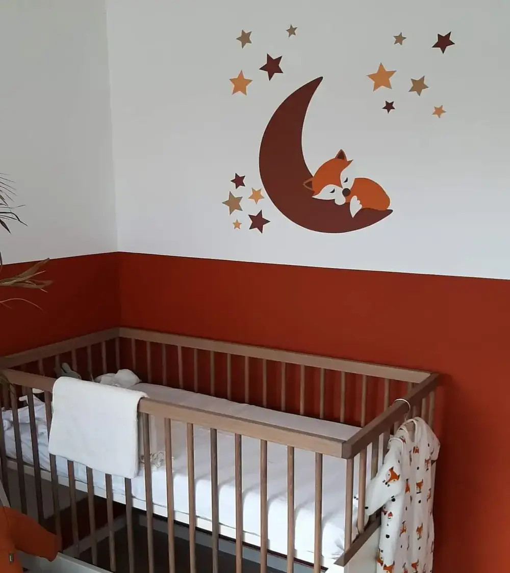 Behangsticker babykamer slapend vosje op de maan roest en goud.