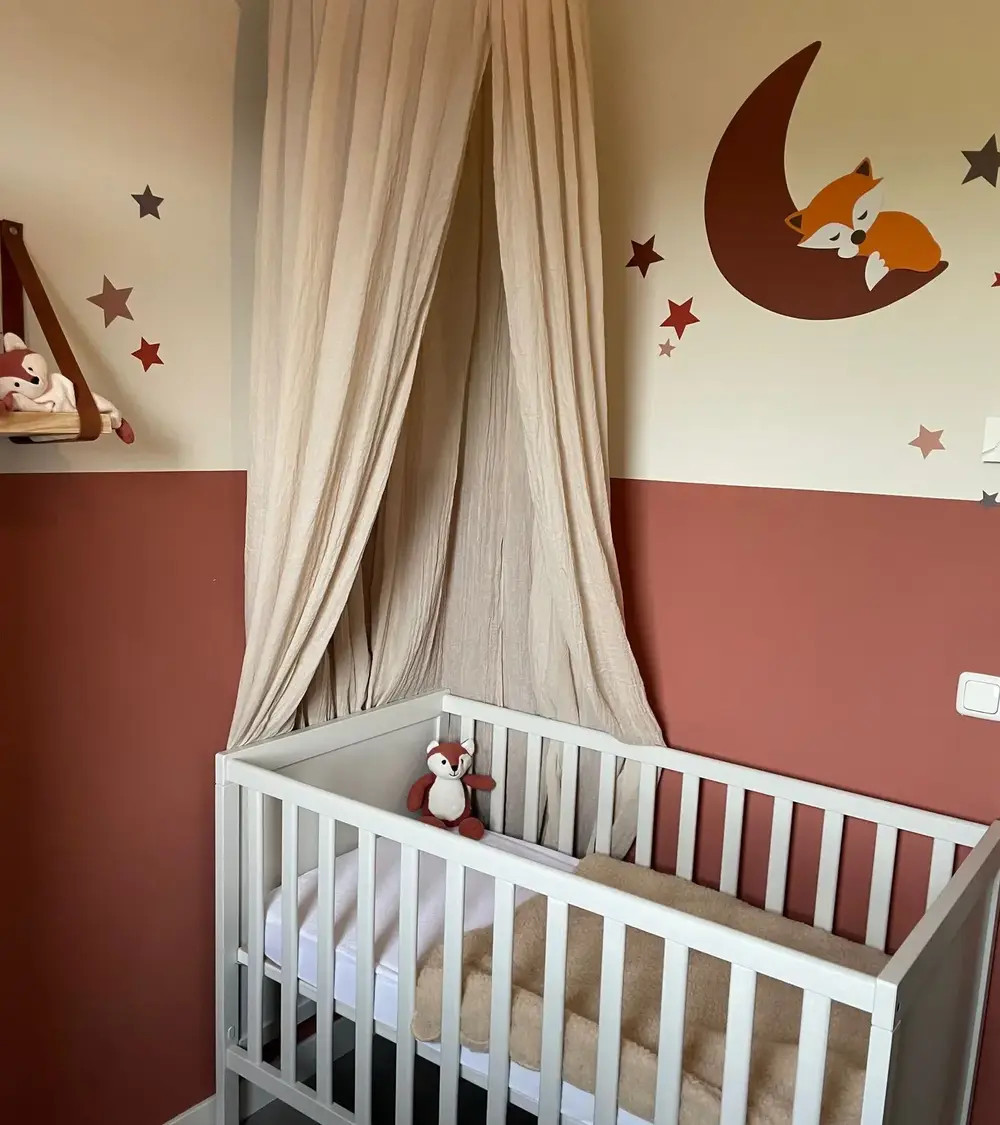 Behangsticker babykamer slapend vosje op de maan roest.