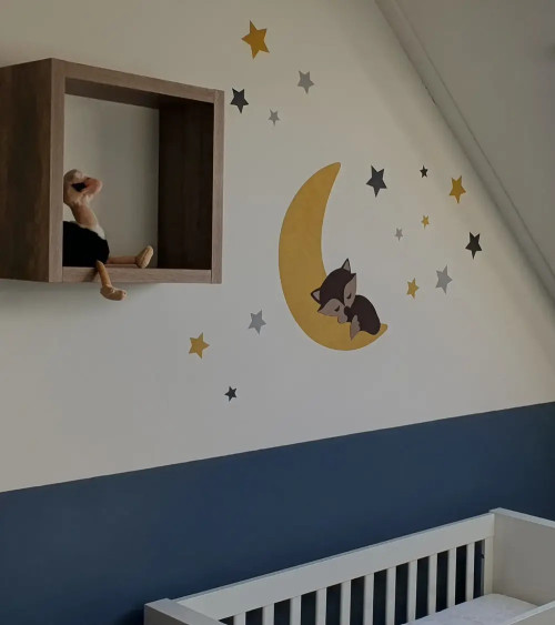 Behangsticker babykamer slapend vosje op de maan roest.