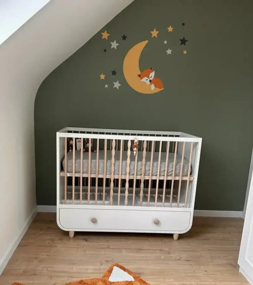 Behangsticker babykamer slapend vosje op de maan roest.