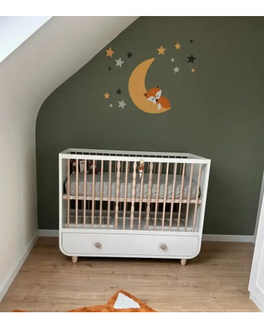 Behangsticker babykamer slapend vosje op de maan okergeel.