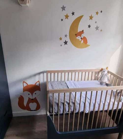 Behangsticker babykamer slapend vosje op de maan roest.
