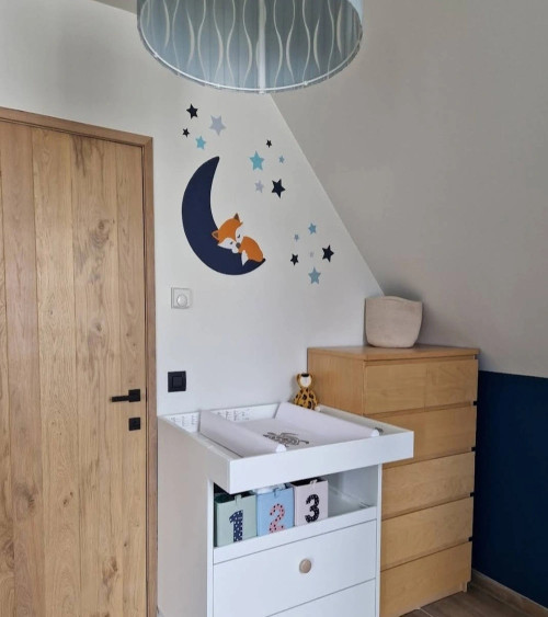 Behangsticker babykamer slapend vosje op de maan roest.