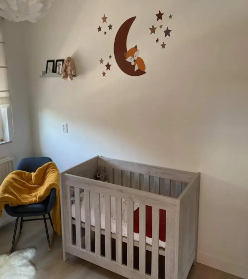 Behangsticker babykamer slapend vosje op de maan roest.