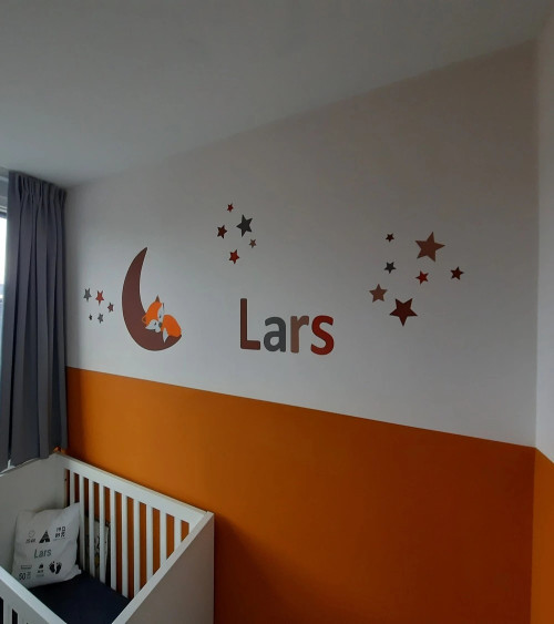 Behangsticker babykamer slapend vosje op de maan roest.