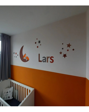 Behangsticker babykamer slapend vosje op de maan met naamletters.