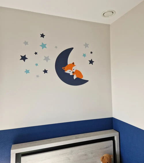Behangsticker babykamer slapend vosje op de maan roest.