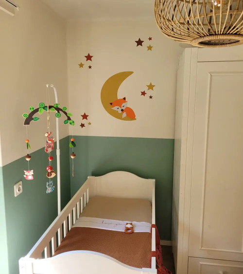 Behangsticker babykamer slapend vosje op de maan roest.