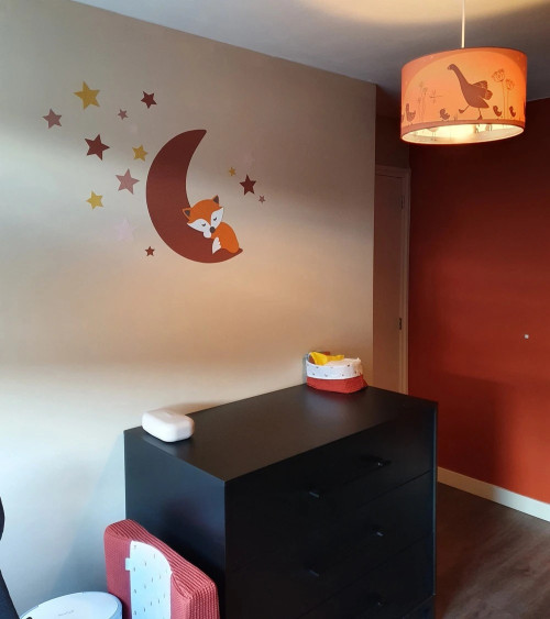Behangsticker babykamer slapend vosje op de maan roest.