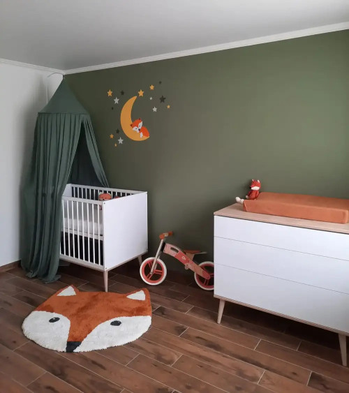 Behangsticker babykamer slapend vosje op de maan roest.