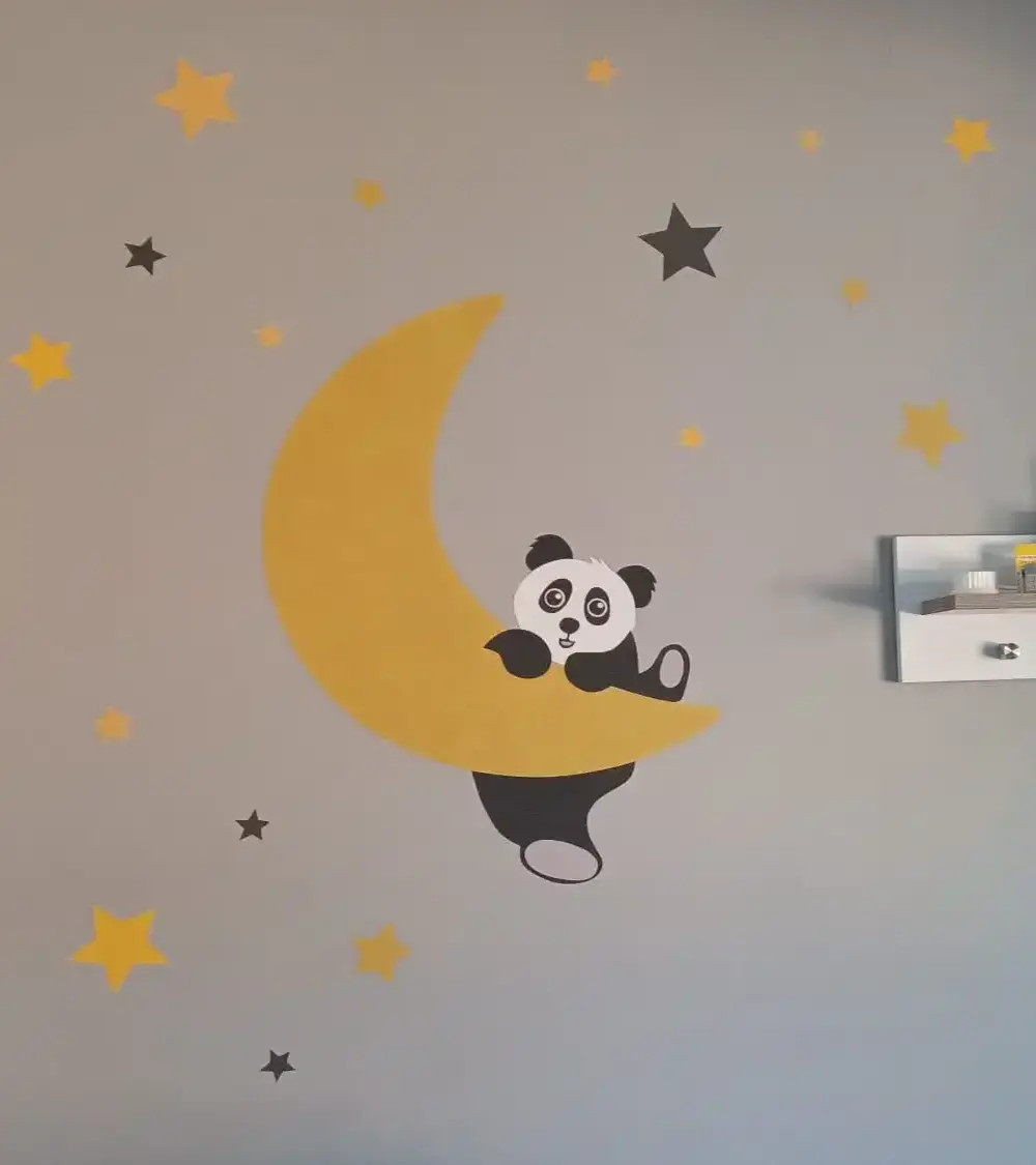 Behangsticker hangende pandabeer op de maan okergeel.
