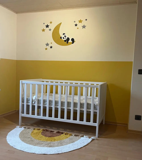 Behangsticker babykamer slapende pandabeer op de maan okergeel.