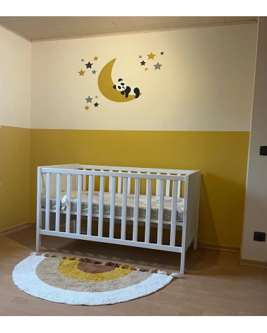 Behangsticker babykamer slapende pandabeer op de maan okergeel.