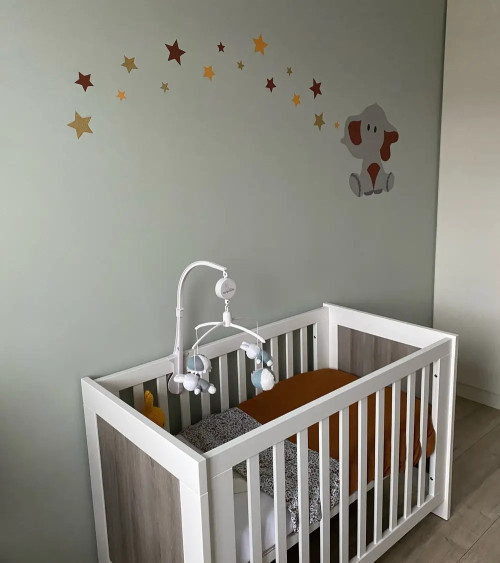 Behangsticker baby olifantje roestbruin met sterren.